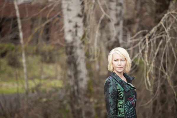 Blond kobieta w płaszcz zimowy bardzo kolorowy — Zdjęcie stockowe