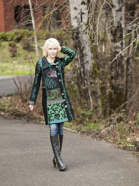 Blonde vrouw in zeer kleurrijke winterjas — Stockfoto