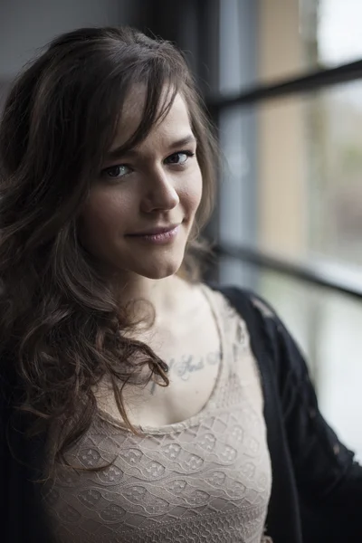 Portrait de belle jeune femme aux cheveux bruns — Photo