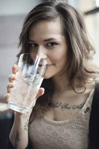Ung kvinna dricka en pint glas isvatten — Stockfoto