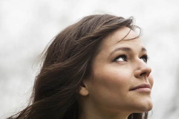 Porträt einer schönen jungen Frau mit braunen Haaren — Stockfoto