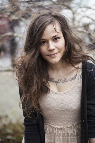 Retrato de una hermosa joven con cabello castaño — Foto de Stock