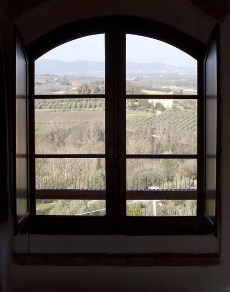 Prachtig uitzicht op de Toscaanse landbouwgrond van open venster — Stockfoto