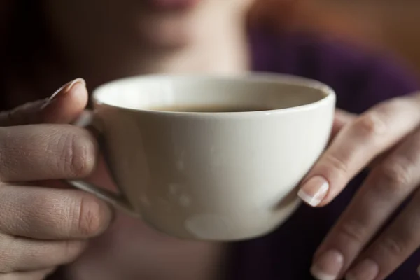 Onu sabah fincan kahve tutan kadın — Stok fotoğraf