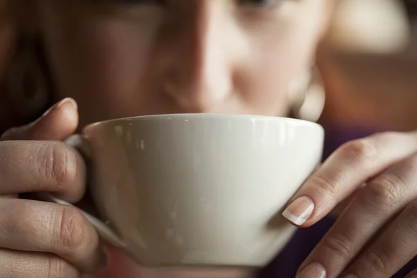Onu sabah fincan kahve tutan kadın — Stok fotoğraf