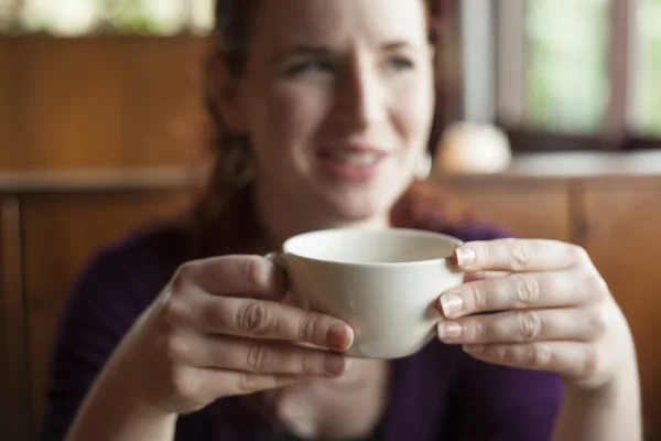 Žena drží její ranní šálek kávy — Stock fotografie