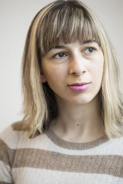 Porträt einer schönen jungen Frau mit blonden Haaren — Stockfoto