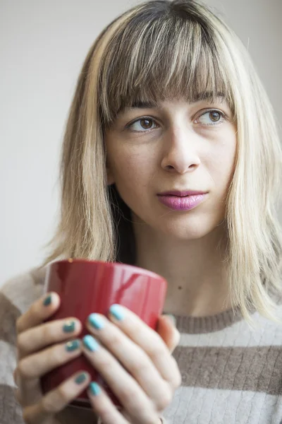 Retrato de una hermosa joven con café —  Fotos de Stock