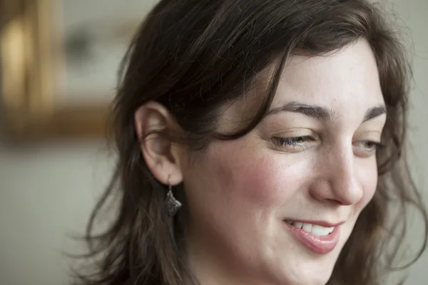 Jonge vrouw met mooie groene ogen — Stockfoto