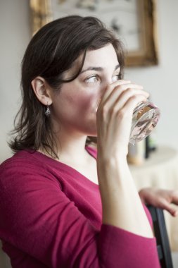 Su içen genç bir kadın