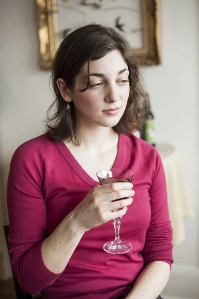 Giovane donna con bellissimi occhi verdi bere vino — Foto Stock