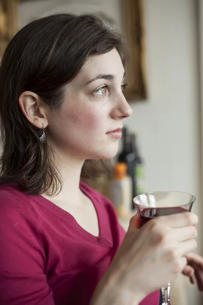 Junge Frau mit schönen grünen Augen trinkt Wein — Stockfoto