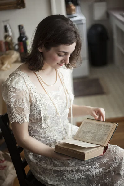 Jeune femme en robe de mariée blanche — Photo