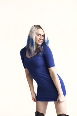 beyaz zemin üzerine mavi saçlı güzel bir genç kadın