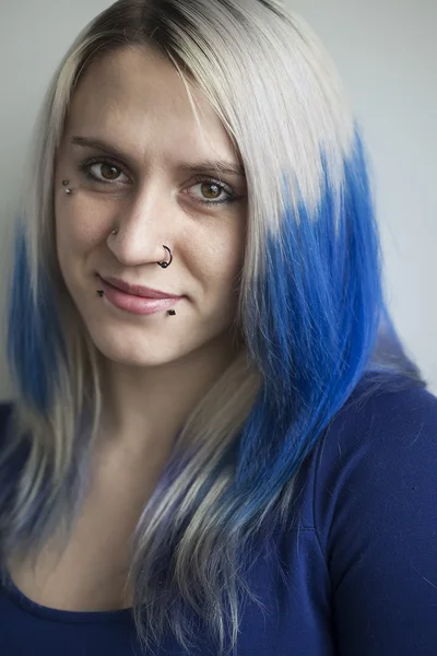 Krásná mladá žena s modrými vlasy — Stock fotografie