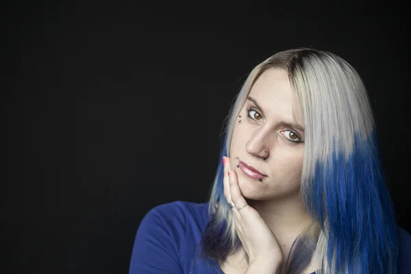 Mooie jonge vrouw met blauwe haren op zwarte achtergrond — Stockfoto