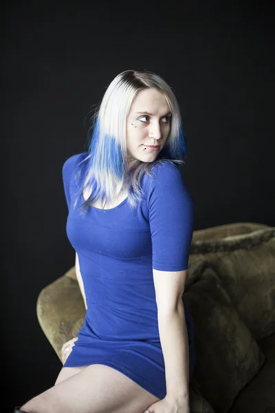 Schöne junge Frau mit blauen Haaren und sehr kurzem blauem Kleid — Stockfoto