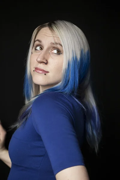 Mooie jonge vrouw met blauwe haren op zwarte achtergrond — Stockfoto