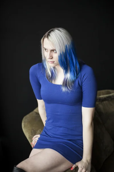 Mooie jonge vrouw met blauwe haren en zeer korte blauwe jurk — Stockfoto