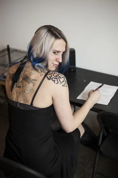 Alternativa goth flicka fyller en jobbansökan — Stockfoto