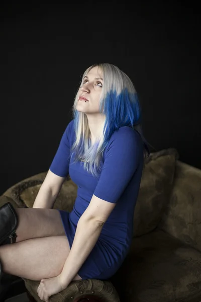Красивая молодая женщина с голубыми волосами и очень короткое голубое платье — стоковое фото