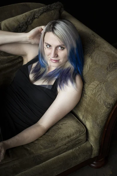 Bella alternativa con Blue Hair e abito nero — Foto Stock