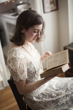 beyaz gelinlik genç kadın