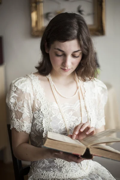 Jeune femme en robe de mariée blanche — Photo