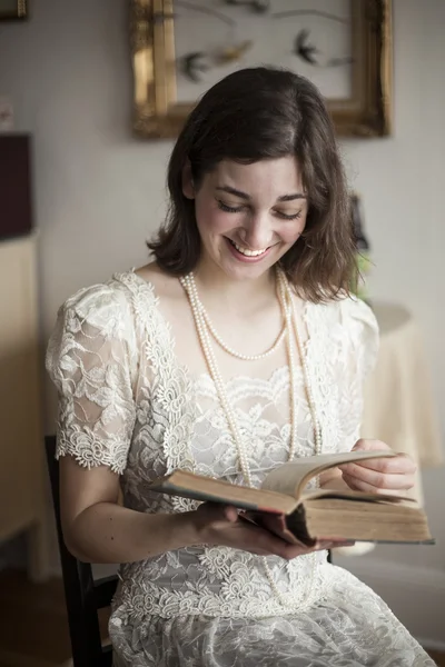 Junge Frau im weißen Hochzeitskleid — Stockfoto