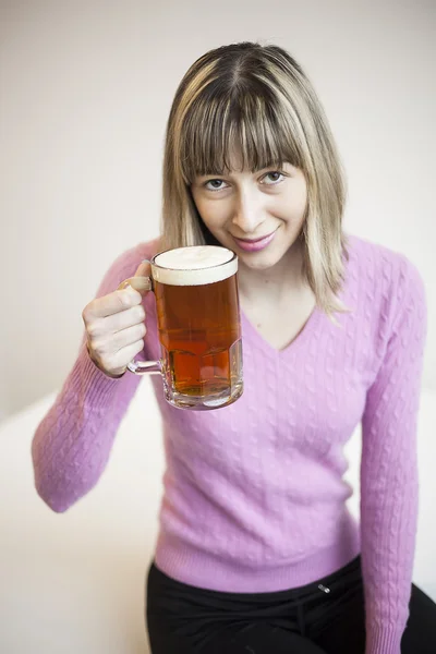 Mujer joven bebiendo taza de cerveza —  Fotos de Stock