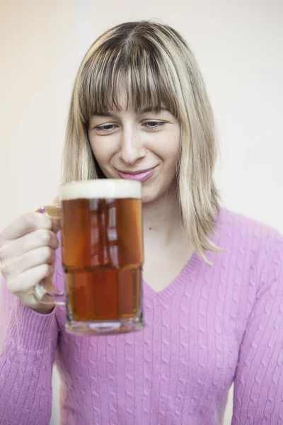 Jeune femme heureuse à propos de sa bière — Photo