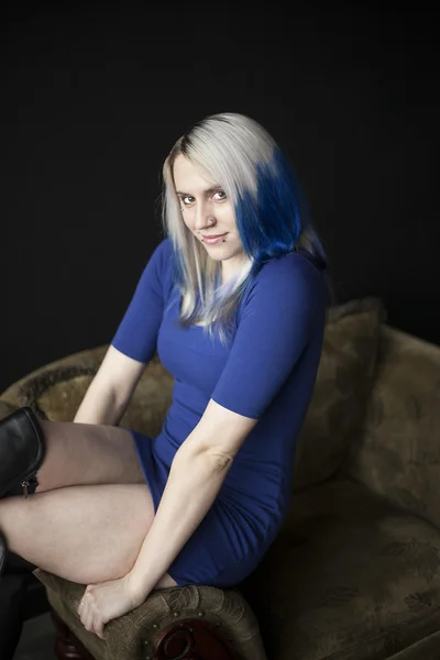 Mooie jonge vrouw met blauwe haren en zeer korte blauwe jurk — Stockfoto