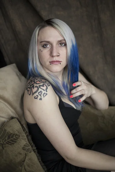 Όμορφη εναλλακτικού μοντέλου με τα μπλε μαλλιά και πολύ σύντομη μαύρο — Φωτογραφία Αρχείου