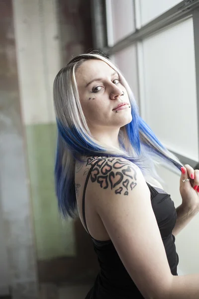 Bella ragazza alternativa con capelli blu e vestito nero — Foto Stock