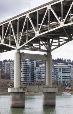 marquam bridge şehir merkezi ile arka planda portland