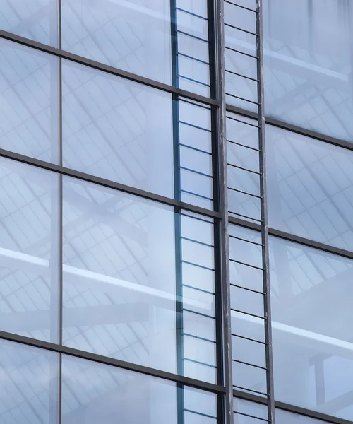 블루 윈도우와 사다리 현대 건물 — 스톡 사진