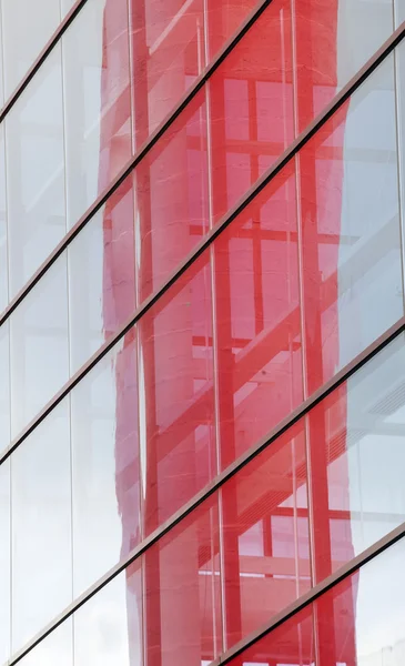 青い窓と赤の反射現代的な建物 — ストック写真
