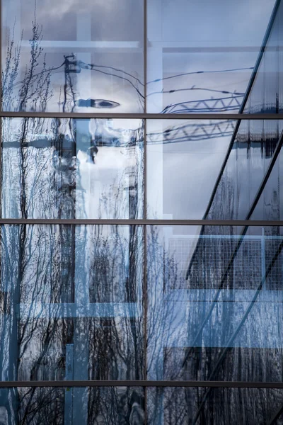 Bâtiment contemporain avec fenêtres bleues et reflets — Photo