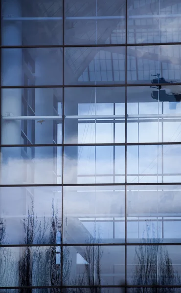 블루 윈도우와 반사 현대 건물 — 스톡 사진