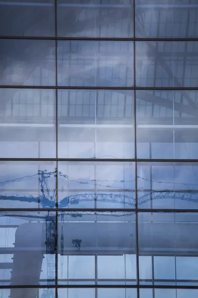 青い窓と反射と現代的な建物 — ストック写真