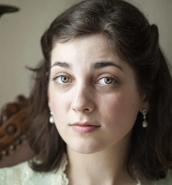 Ung kvinna med vackra gröna ögon — Stockfoto