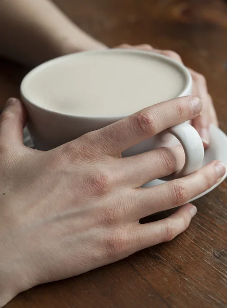 Femme tenant sa tasse de café du matin — Photo