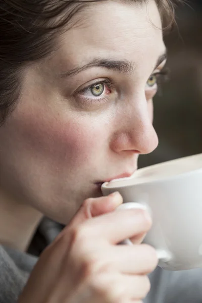 Vacker ung kvinna håller hennes morgon kopp kaffe — Stockfoto