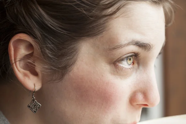 Mooie jonge vrouw met haar ochtend kopje koffie — Stockfoto