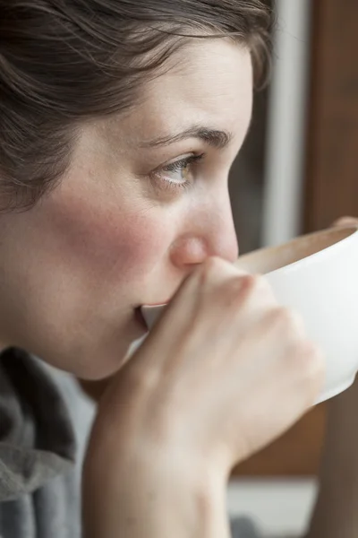 Vacker ung kvinna håller hennes morgon kopp kaffe — Stockfoto