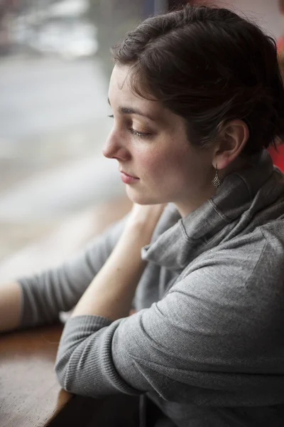 Jonge vrouw met mooie groene ogen — Stockfoto