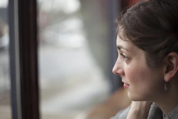 lavavajillas con placas blancas y gafas