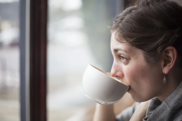 Vacker ung kvinna håller hennes morgon kopp kaffe — Stockfoto