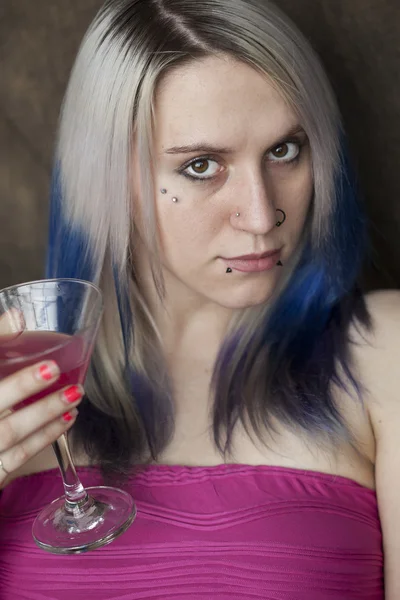 Schöne junge Frau mit blauen Haaren und rosa Kleid — Stockfoto