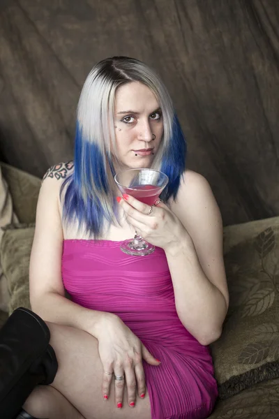 Schöne junge Frau mit blauen Haaren und kurzem rosa Kleid — Stockfoto